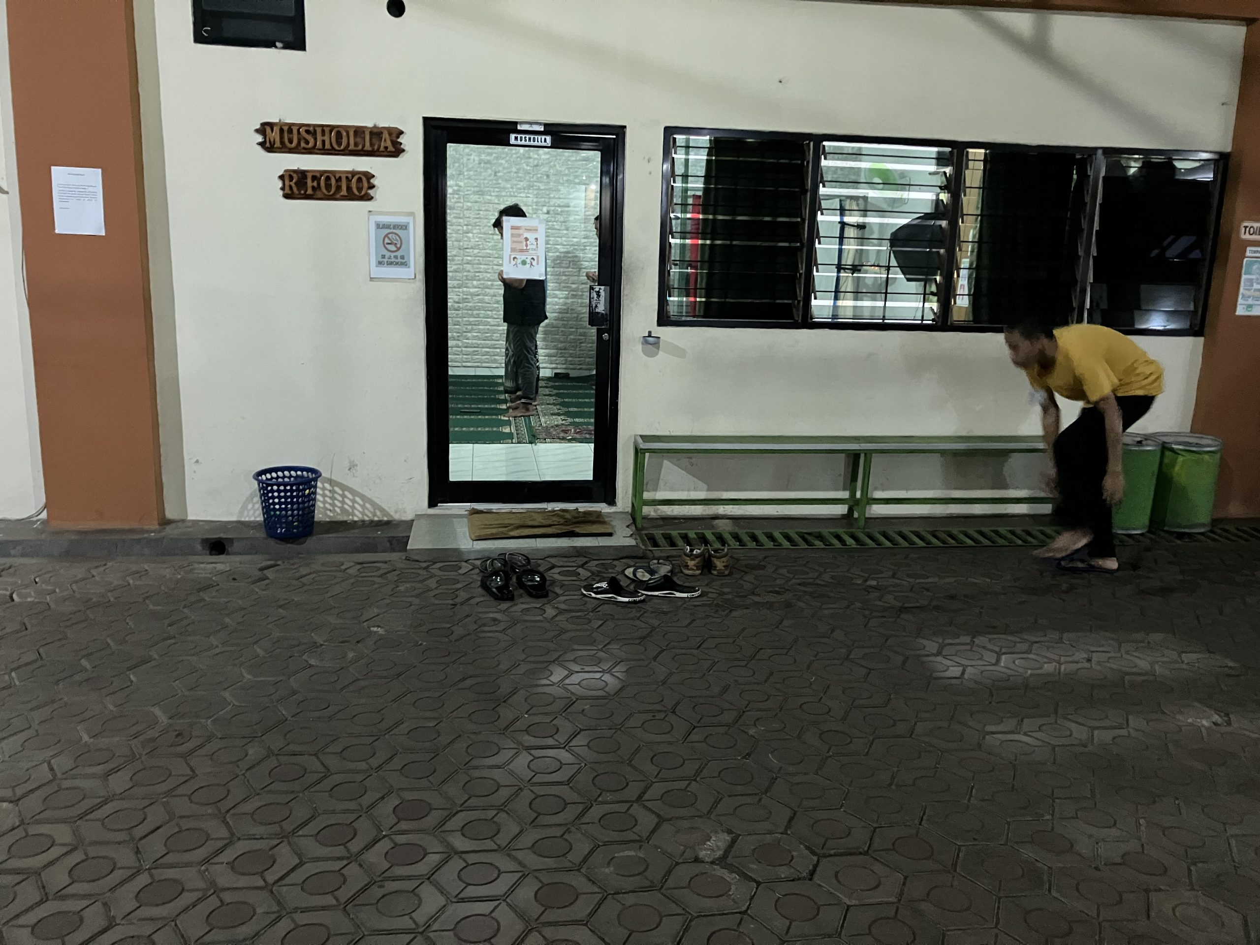 送出機関の礼拝所。はだしになり、身を清めてからが作法です。