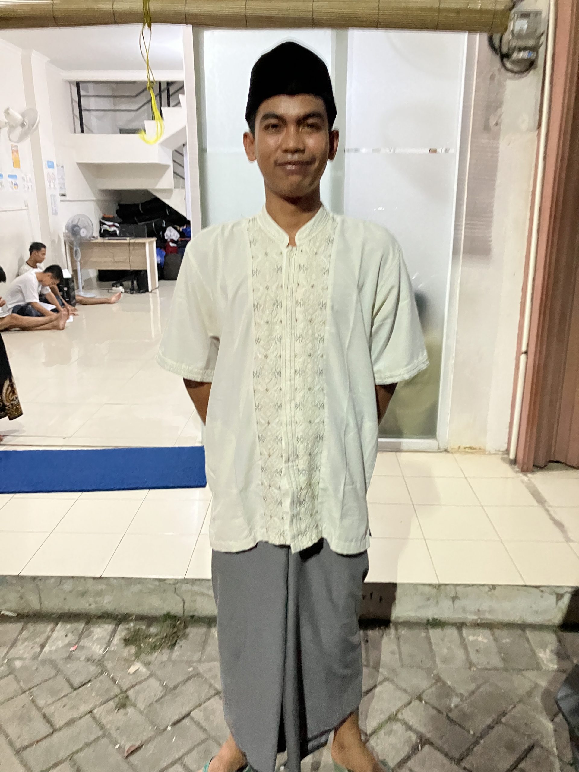 イスラムの伝統衣装を着た実習生