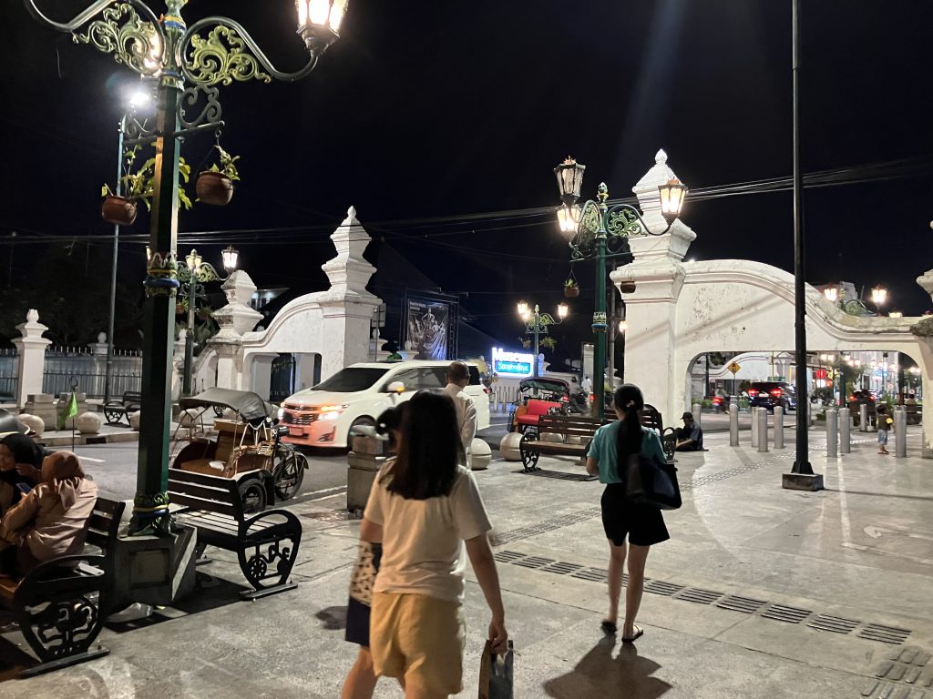 マリオボロ通りは外国人にもインドネシア人にも人気の観光地