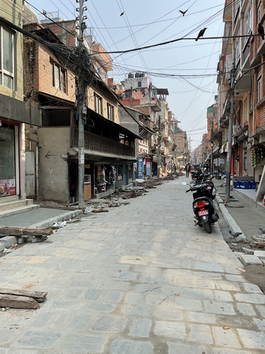 街の様子。残る大地震の影響